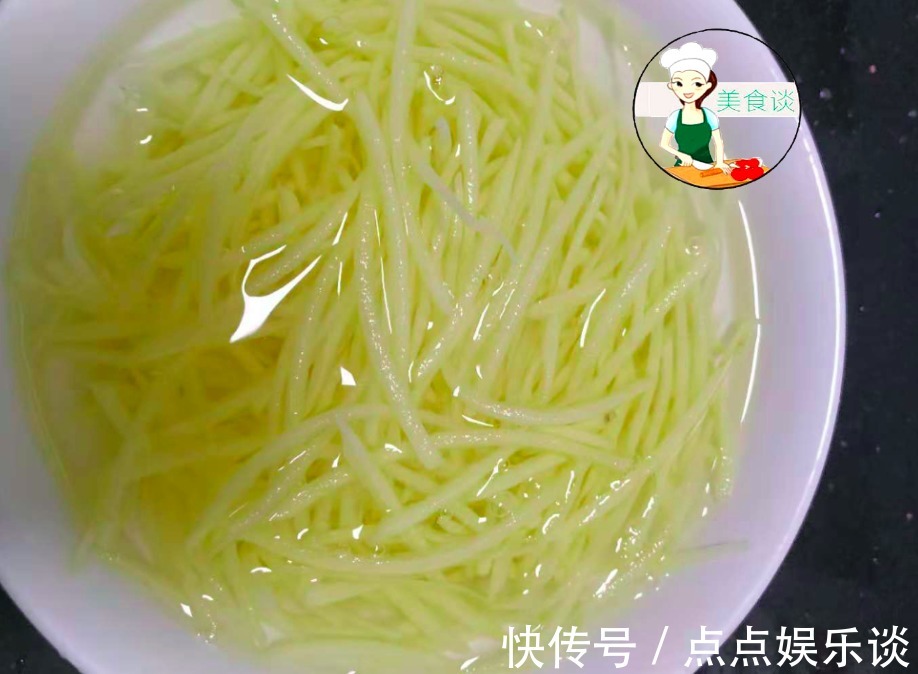 凉拌土豆丝,第一步先焯水就错了,大厨教您一招,土豆丝爽脆不黑