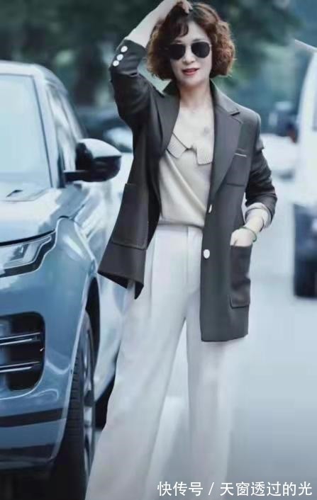 穿搭 奔五的女人甩掉“大妈感”,看这位大龄姐姐,靠穿搭显年轻又优雅!