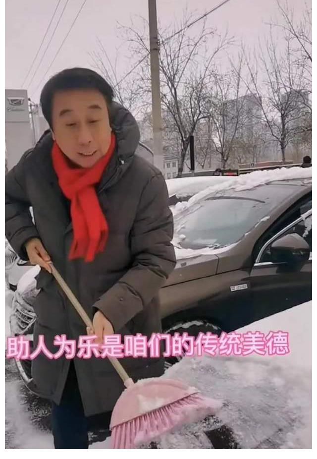 |冯巩雪天帮人扫车好搞笑！不参加春晚的他，今年分别在三个台亮相