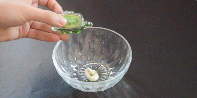 牙膏配上风油精,解决家里不少难题,实用性强又便宜
