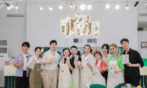 艺人|《中餐厅》安全隐患多,节目录制棚顶塌陷,艺人稍有不慎就会摔倒