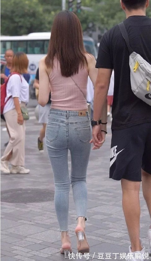 紧身牛仔裤 粉丝挂脖针织衫搭配紧身牛仔裤, 时尚粉嫩, 气质迷人