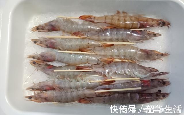 大虾用盐埋起来,加热5分钟,咸香美味的盐焗虾就做好了