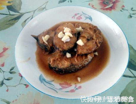 炖鱼时,别放酱油和醋了,大厨分享1招,鱼肉又鲜又嫩,还不腥