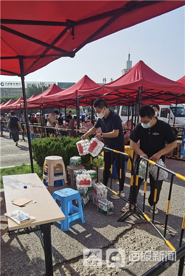 小忙|暖心！烟台热心市民为核酸检测点免费送水 称“帮不了大忙帮点小忙”