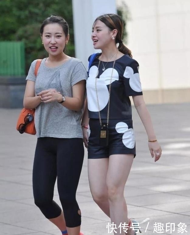 美女街拍明媚动人的小姐姐,穿搭有型,秀出时髦风范