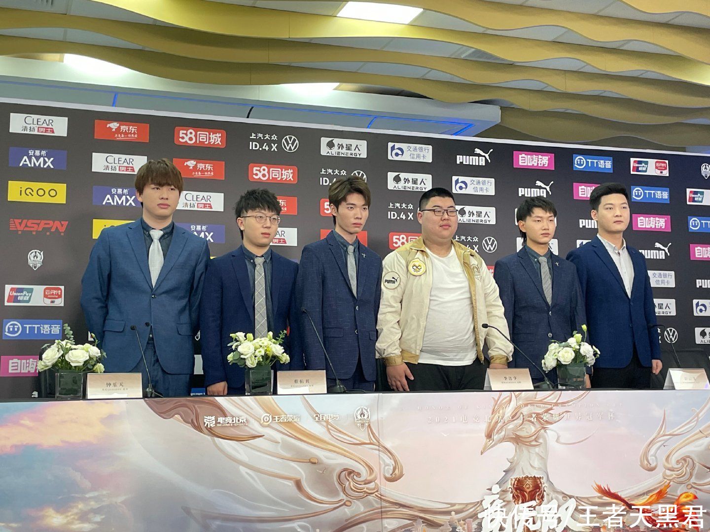 夺冠|林教练成了最悲惨之人，QG夺冠了却没资格上台，只能自己偷偷感慨