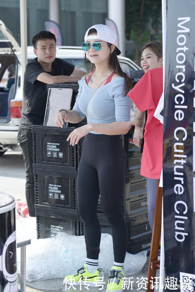 短袖搭配运动裤,穿法简单,又很休闲