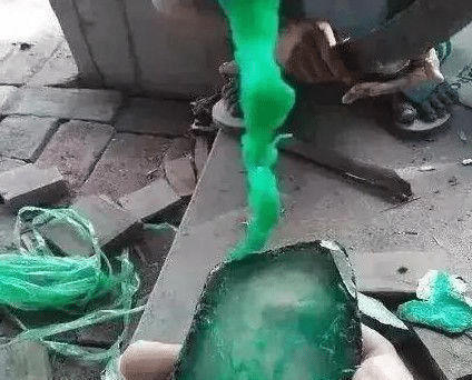 刀片|200多万的翡翠原石,切割时刀片突然断裂,里面充满了钢珠和螺丝钉!