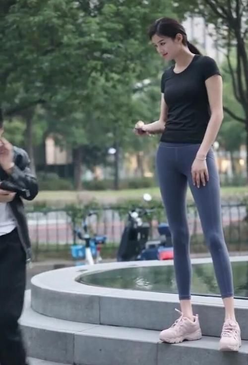 小姐姐 当女神穿上瑜伽裤,时髦又好看,小姐姐秀出性感的美区