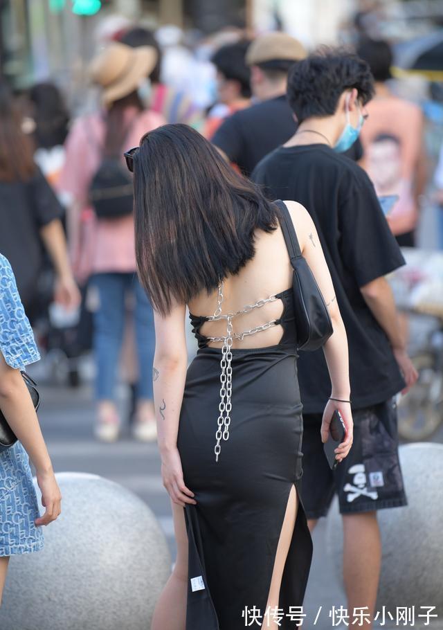 颜色 逛街的连衣裙美女,搭配风格时尚一些,简约休闲