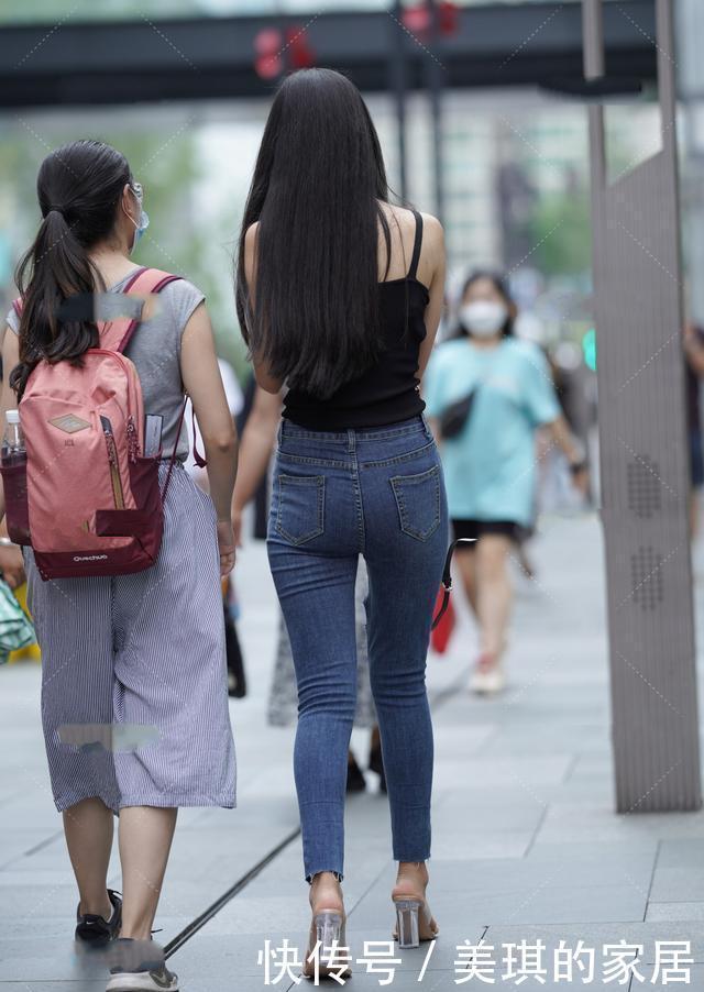 身材|苗条美女怎么穿搭?黑色吊带背心+紧身牛仔裤,秀出不一样的魅力
