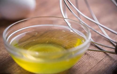 42岁女子坚持用蛋清敷脸,皮肤慢慢变白,皮肤科医生:值得学习