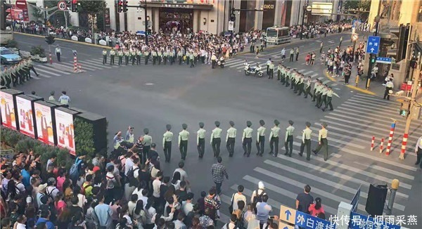 外国游客|中国最牛步行街，街上武警24小时执勤，外国游客：安全感爆棚