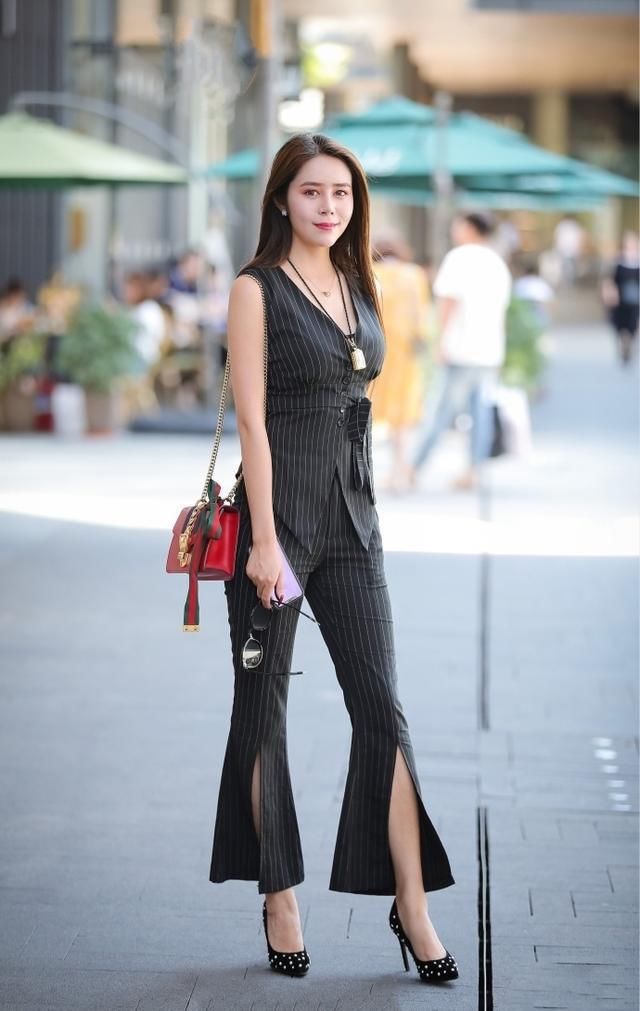 精美时尚显得十分优雅大气，简约又休闲穿出婉约的淑女味