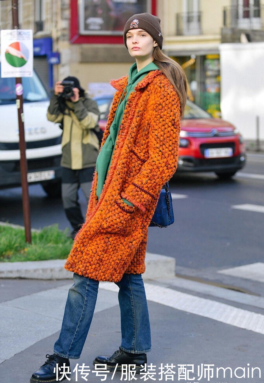 “大衣+连帽卫衣”才是今冬的王炸组合，高级又时髦，谁穿谁好看