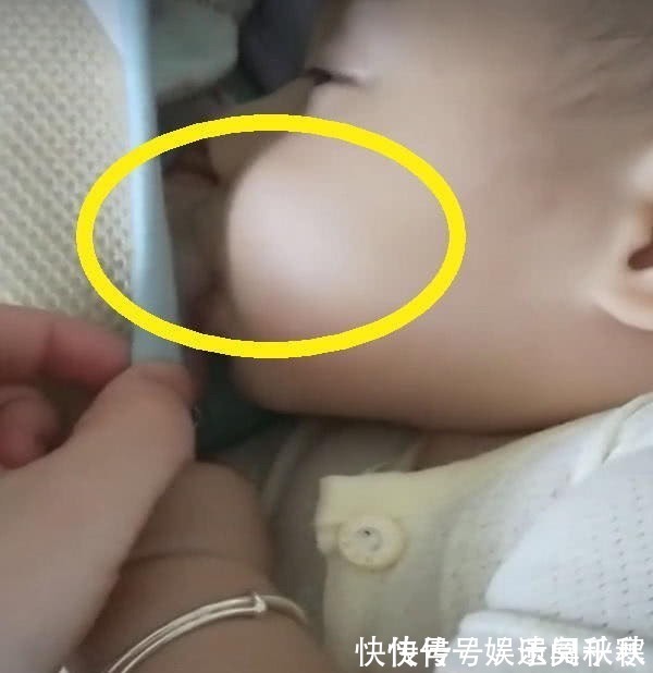 小婴儿|妈妈不让宝宝吃手指,“戏精”宝宝学会这一招,妈妈笑出声来