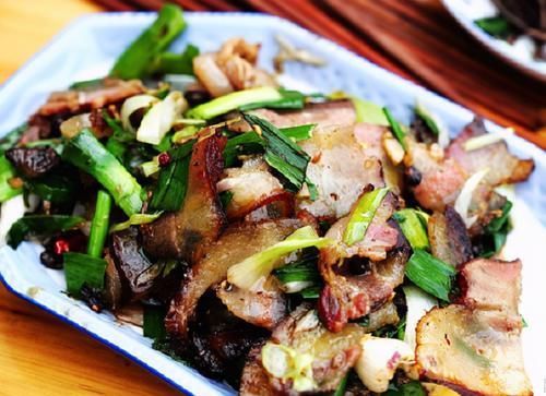 大忌|为啥腊肉一炒就变硬？原来直接下锅是大忌！多加1步，腊肉香又嫩