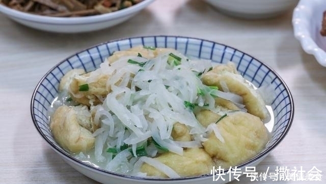 辣椒面|老家来亲戚，花两百多块钱做了11个菜招待，大伙吃了一锅米饭