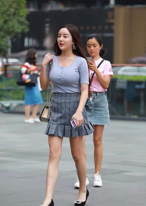 姐姐|裙子太短怕不敢穿在裙尾上加“扑克边”,姐姐装嫩拼了