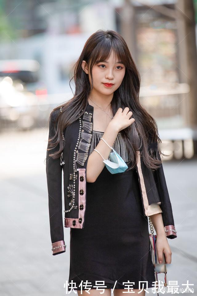 一身黑色甜美系穿搭,气质不凡,美艳动人