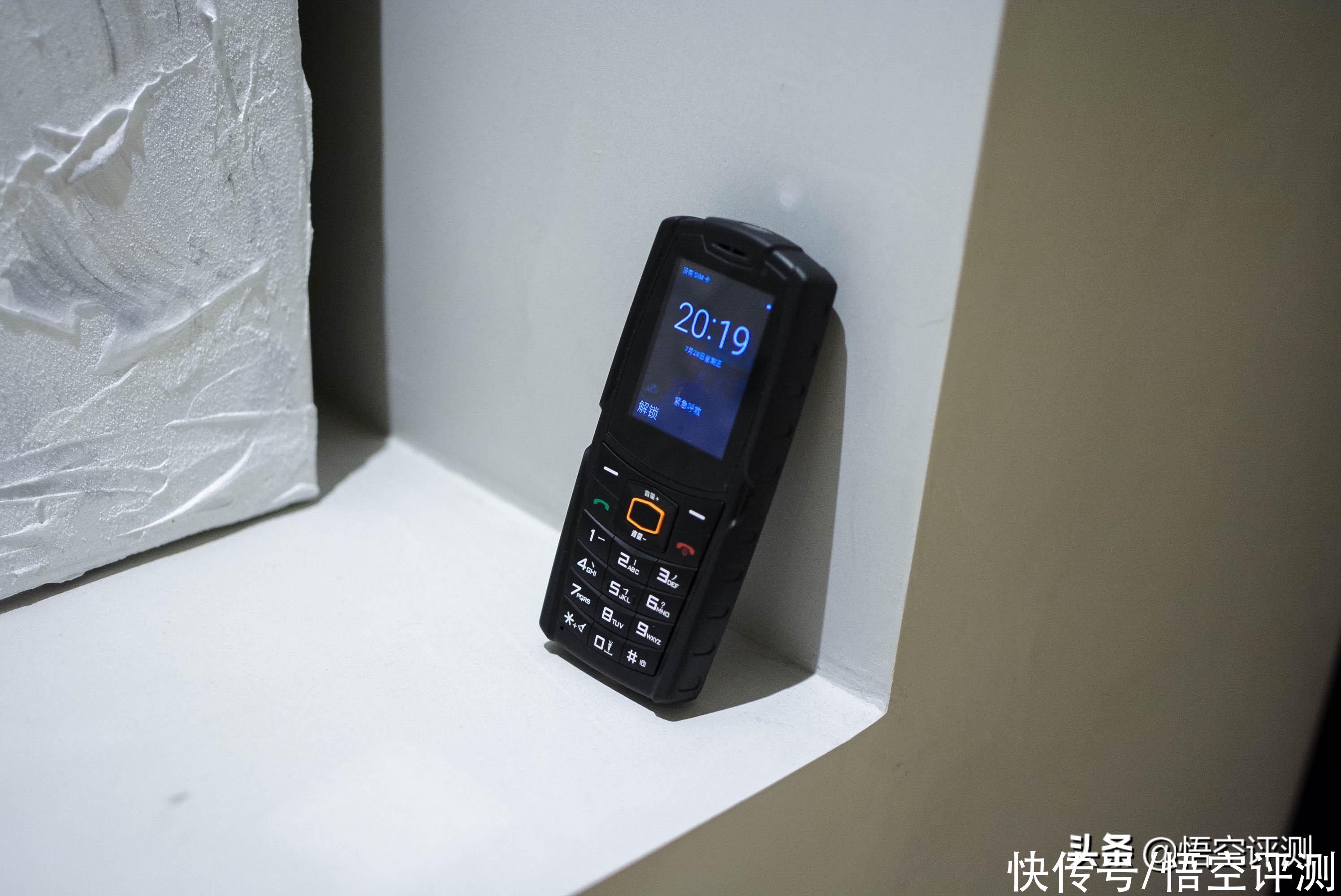 m7|AGM重新发布了一款大哥大手机：AGM M7，按键+触屏+三防不足600元