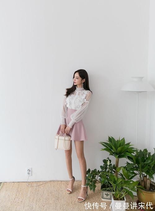 紧身衣|美女穿搭:小姐姐爱穿超短裙,展现白皙美腿,优雅迷人!