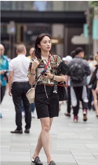 街拍:娇小玲珑的小姐姐,突显优雅气质,艳压群芳