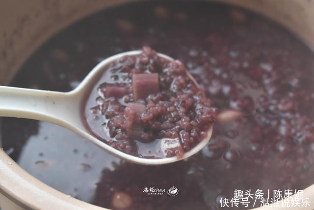  入秋|入秋了，早上喝粥好处多，五种食材煮粥，香滑浓稠，营养好消化