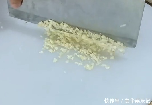 鲜香|红烧鱼好吃又诀窍,鲜香适口,外酥里嫩,端上桌就被大家吃完了