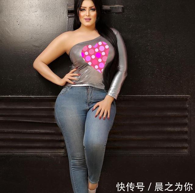 萨尔玛希米|埃及180斤特型模特，敢于在金字塔前自拍写真，身材曲线曼妙有致