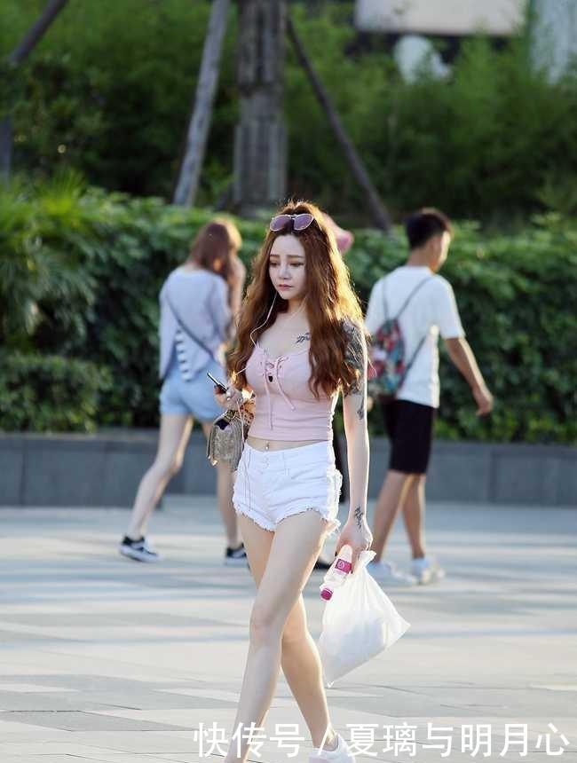 从头发就可以看得出,姑娘是“葬爱家族”成员!