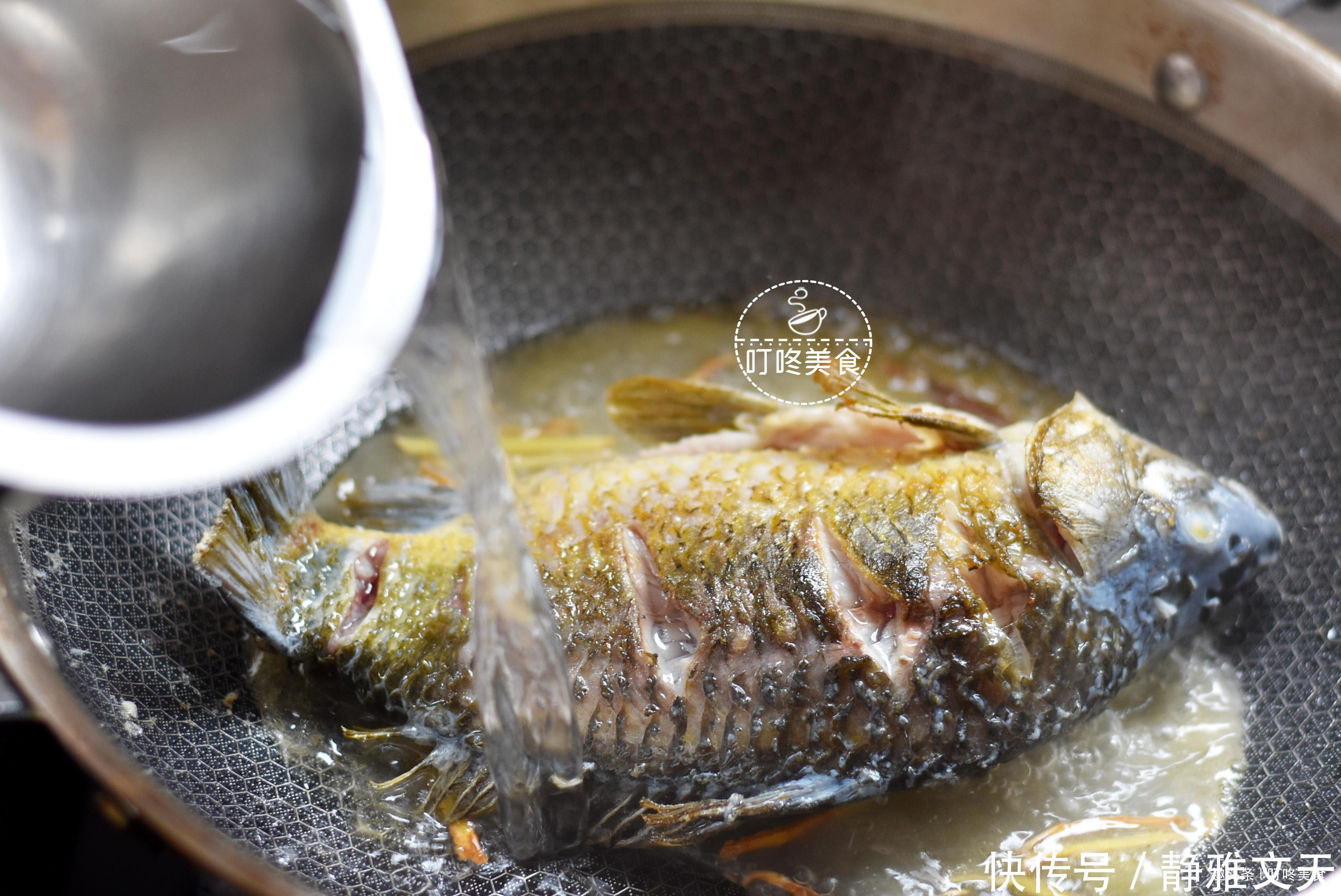 炖鲫鱼汤时，别只会加水了！加点它，鱼汤奶白又香浓，鱼肉更鲜嫩