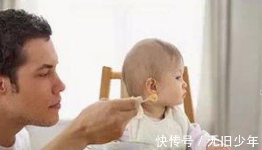 喂养|婴儿吃辅食这一时期, 出现这些行为, 就代表着宝宝过度喂养!