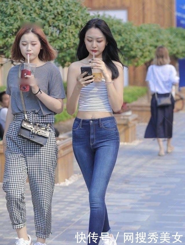 街拍蓝白条纹上衣配高腰牛仔裤,时尚精致,充满活力