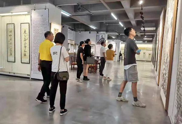 作品展!【展览现场】郑瑰玺大景花鸟画展暨中国玉雕大师作品展火热进行中