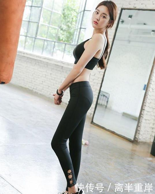 时尚|街拍打底裤小姐姐的搭配更加时尚,彰显简约优雅气质