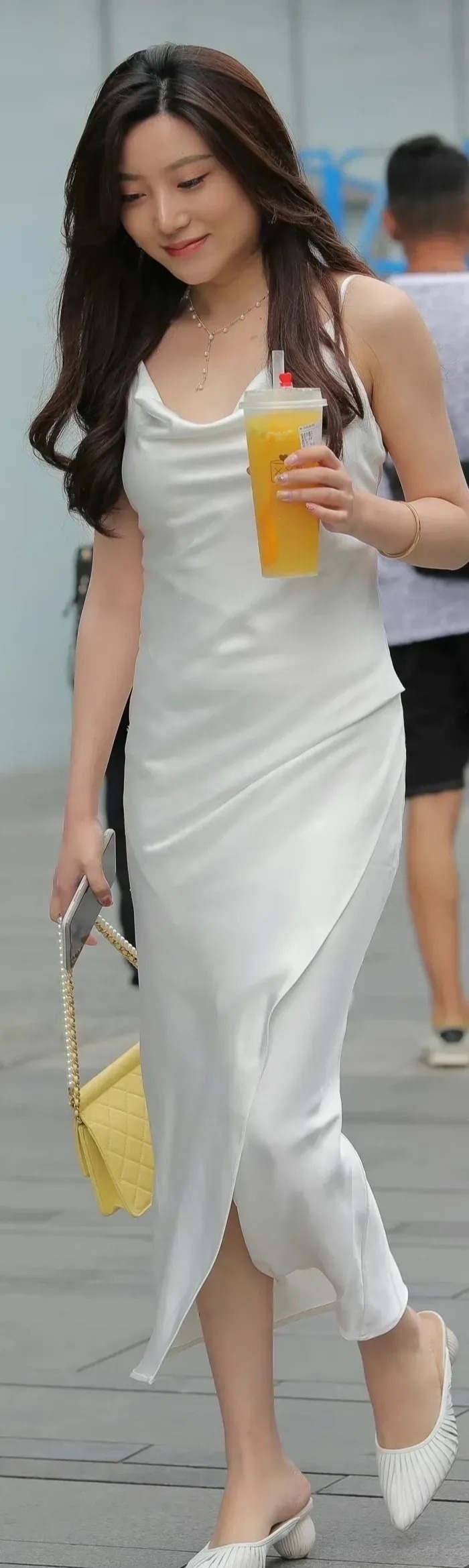 吊带连衣裙 小姐姐身穿白色真丝吊带连衣裙, 轻松展现轻熟风