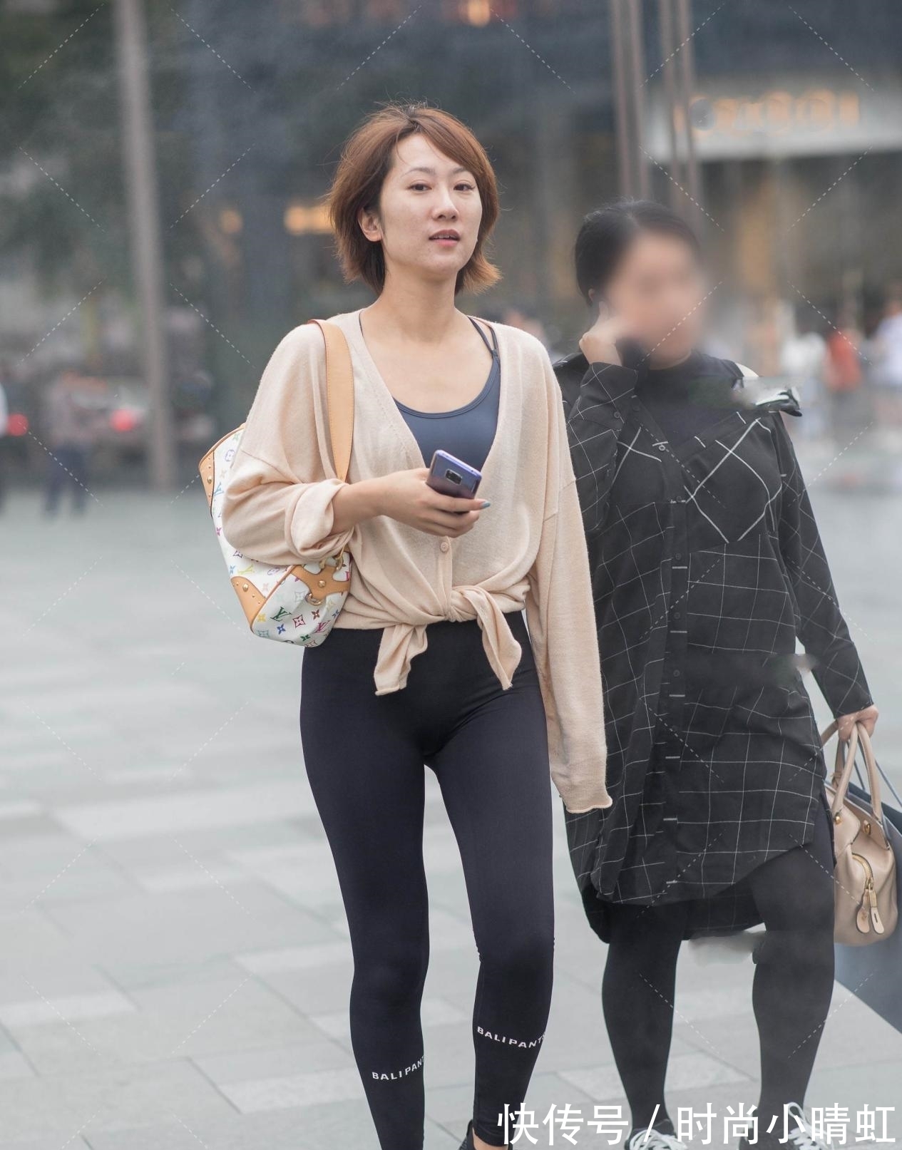 运动裤|薄款的针织防晒衫,搭配运动裤还有一种另类的慵懒感