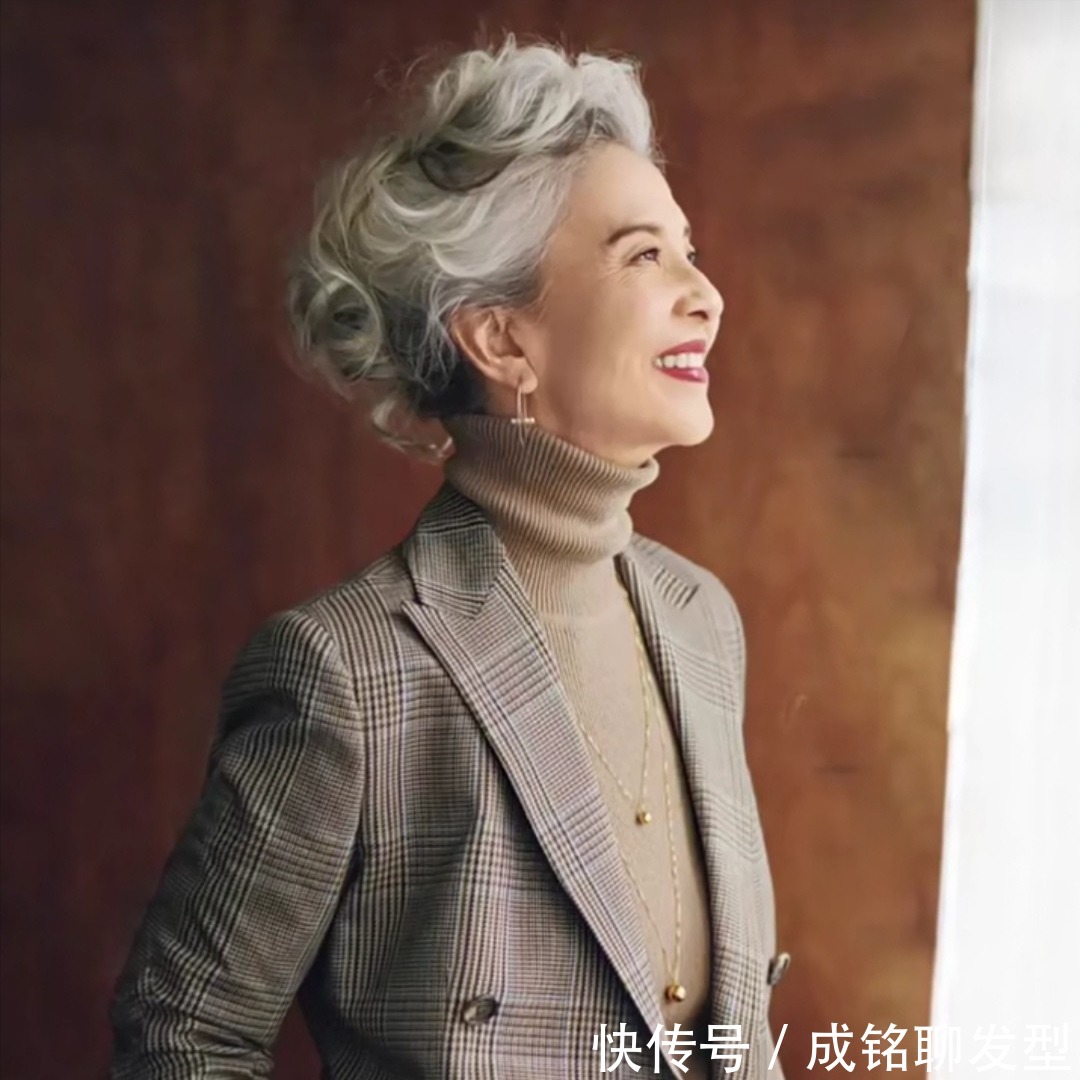 长直|女人过了60岁就别留“黑长直”,做作装嫩不真实,卷发时髦显年轻