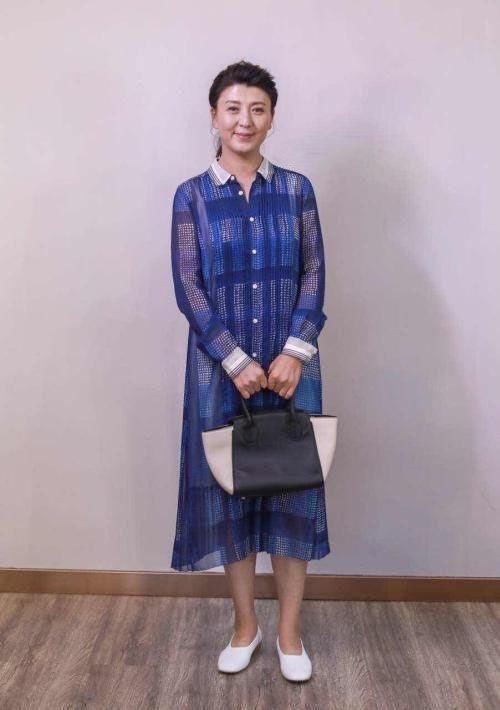 学生|奔五年纪不服老，穿卫衣配紧身裤，波波头48岁嫩似女学生