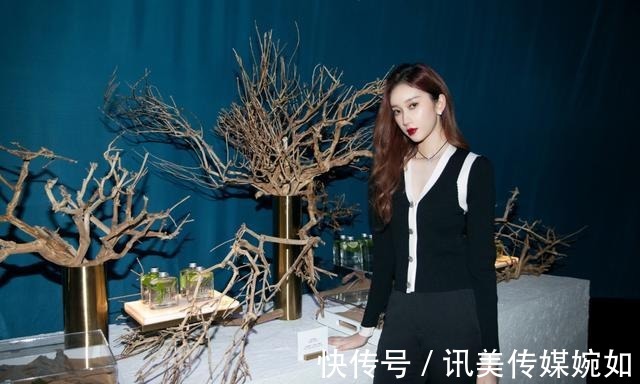 刘令姿|都说刘令姿是“超模身材”,穿针织衫配长裤比例惊艳,优雅又干练