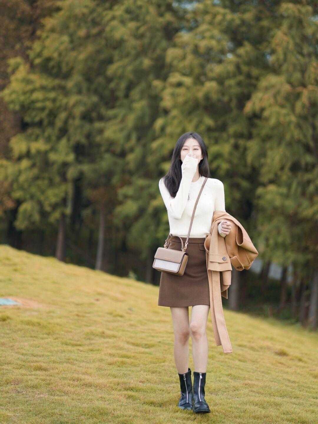 小姐姐|秋冬季穿什么?格子大衣搭配紧身牛仔裤高级时髦,显高又显瘦!