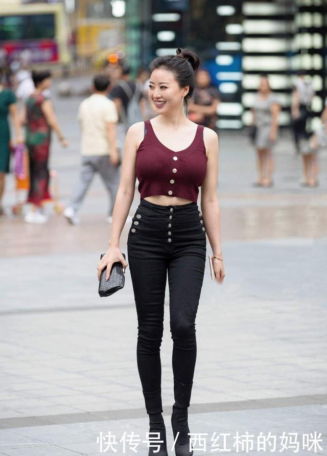 时髦拉风的大衣搭配高跟靴,帅气靓丽