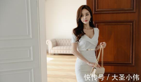 时尚|美女街拍:空灵波痕错落层叠竖纹连衣裙