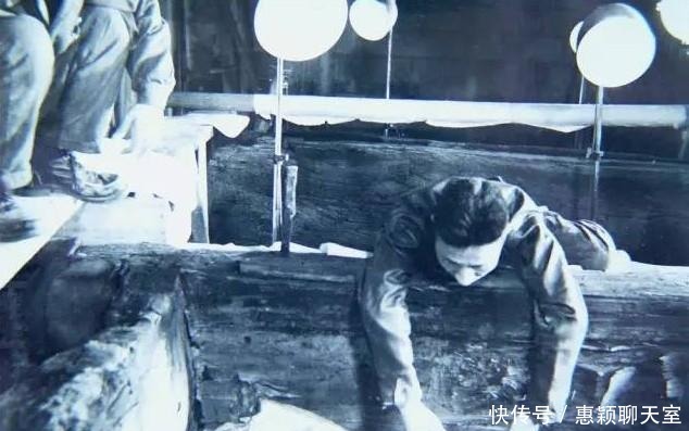 又一组万历帝陵考古挖掘现场老照片,图6是出土的万历皇帝龙袍