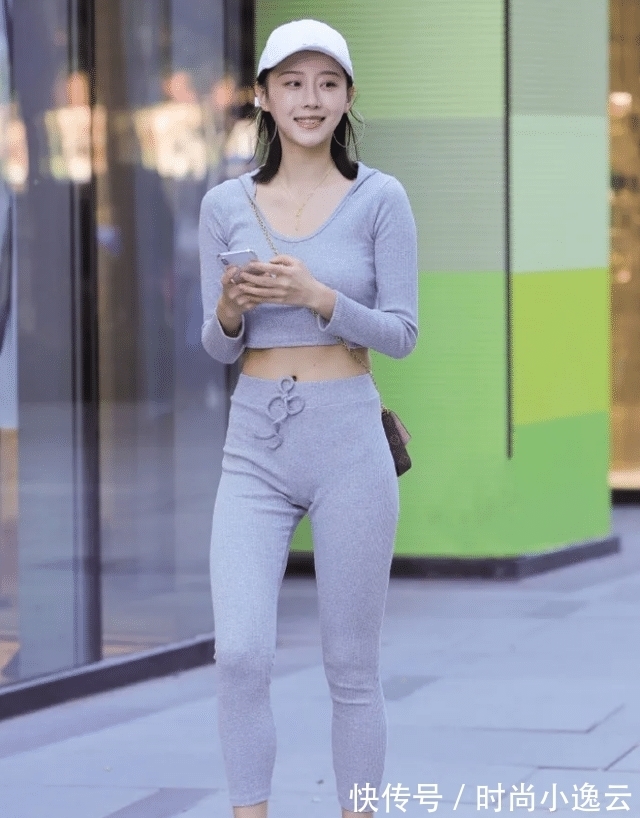 短款上衣 时尚圆领短款上衣,搭配灰色修身运动裤,穿出别样的风情和魅力