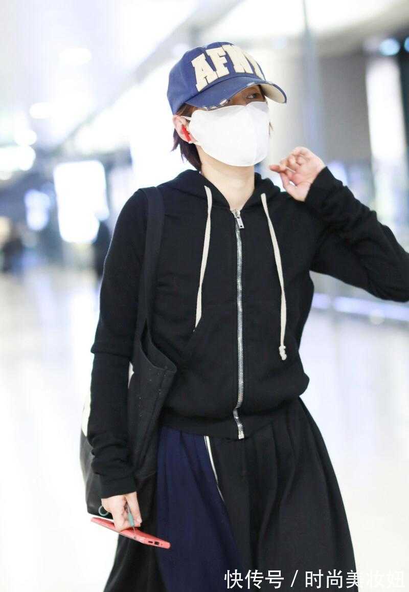 半身裙|马伊琍真有时尚触觉的,卫衣+半身裙优雅洋气,鸳鸯鞋真时髦