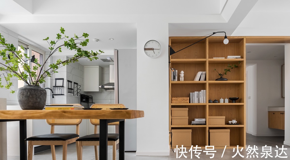 书墙|200㎡原木自然风，餐岛一体+超大书墙，住着温馨的一家四口