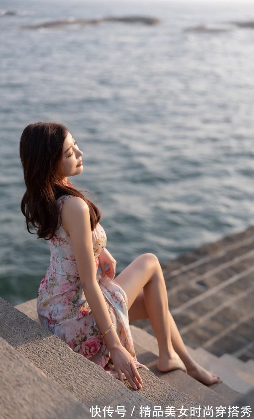 印花 改良版的旗袍连衣裙,用吸睛的印花点缀裙身,优雅范十足